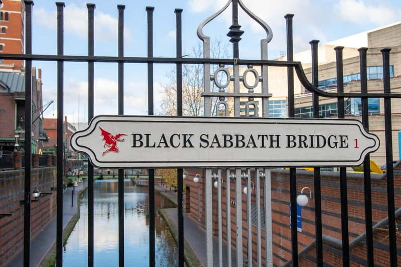 Birmingham Slogging Gang Evening Walking Tour with Pub Stops - Canals, night streets, and gang territory