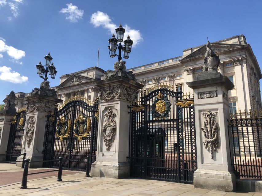 Buckingham Palace Visit and Changing of the Guard Tour - Watching the Old Guard hand over duty