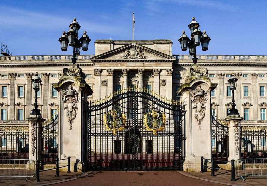 Changing of the Guard Experience in London - From royal London to Westminster