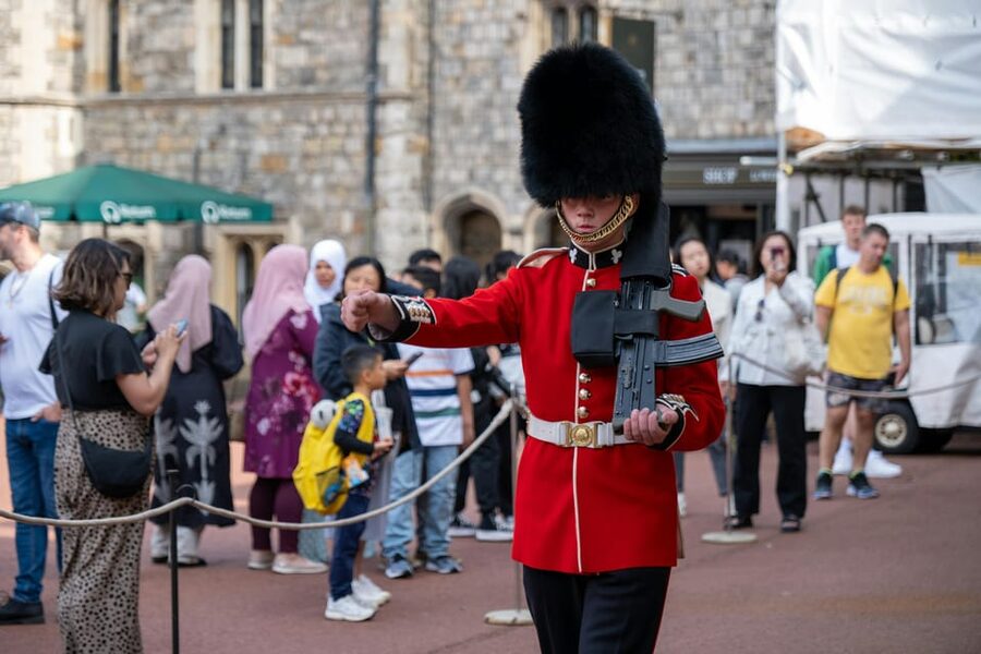 Changing of the Guard Experience in London - What the French guide adds
