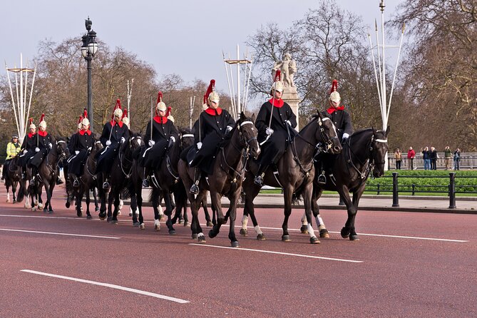 Changing of the Guard Guided Tour at Buckingham Palace - Weather, Sundays, and ceremony changes