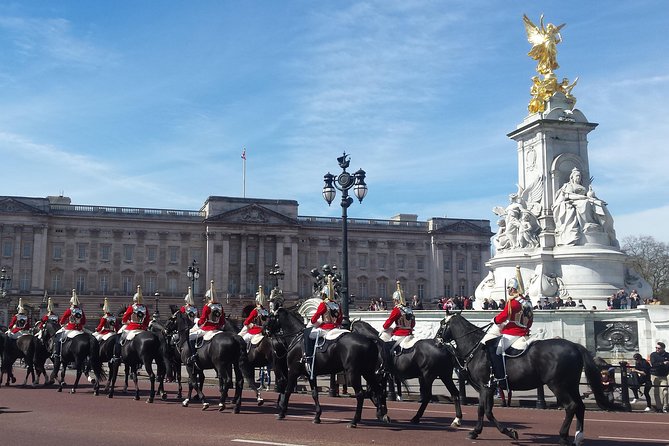 Changing of the Guard Guided Walking Tour in London - Starting at Piccadilly Circus