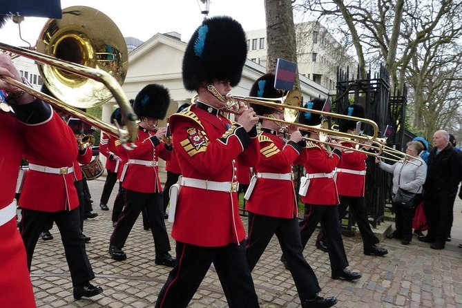 Changing of the Guard Guided Walking Tour in London - Buckingham Palace without the palace-gate crush