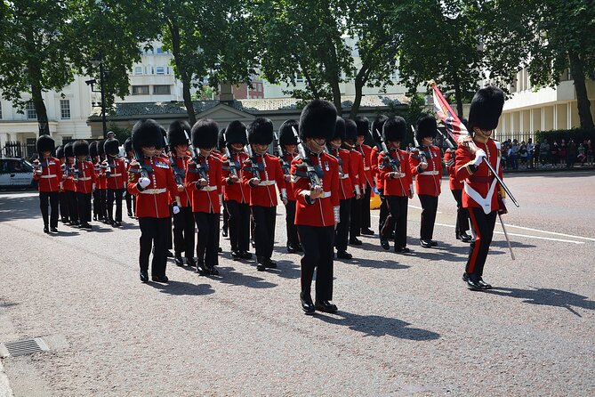 Changing of the Guard Walking Tour - Buckingham Palace, seen with better expectations