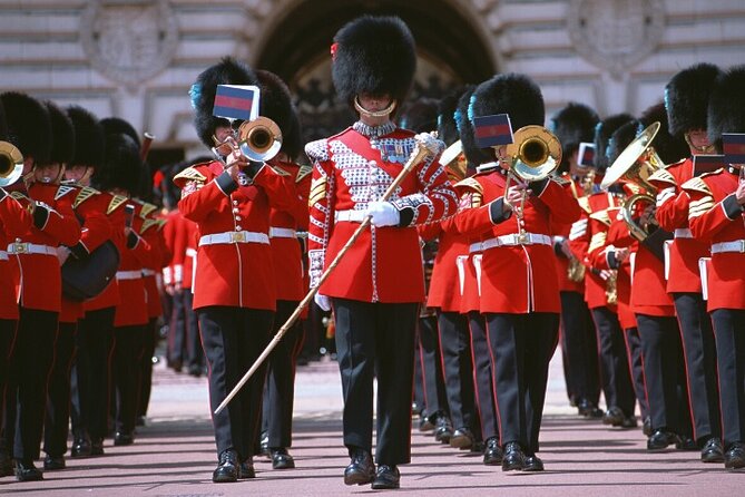 Changing of the Guard Walking Tour in London at Buckingham Palace - Stop 1: watching the Changing of the Guard