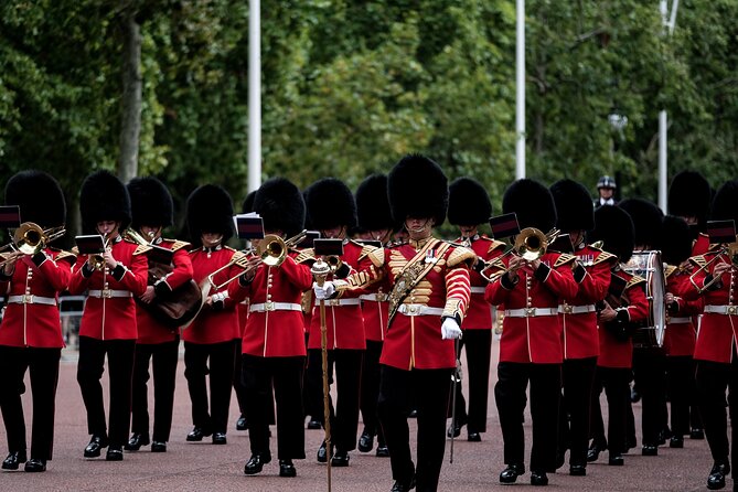 Changing of the Guard Walking Tour - Starting at the Edward VII statue