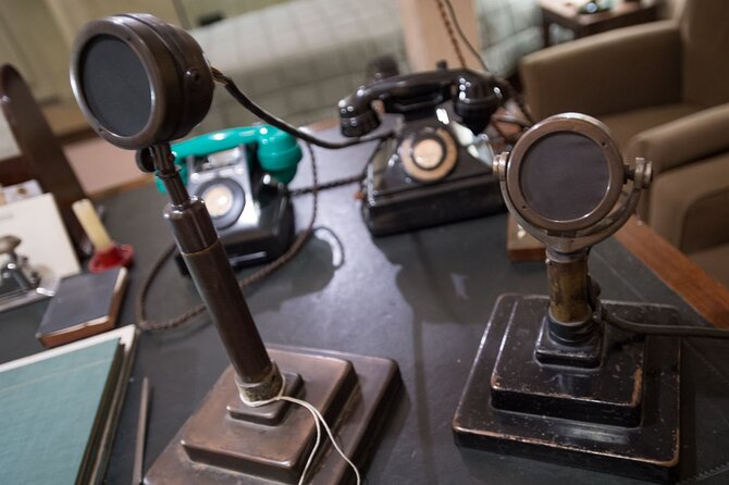 Churchill War Rooms "Behind The Glass" and Private Car Tour - Entering the Churchill War Rooms