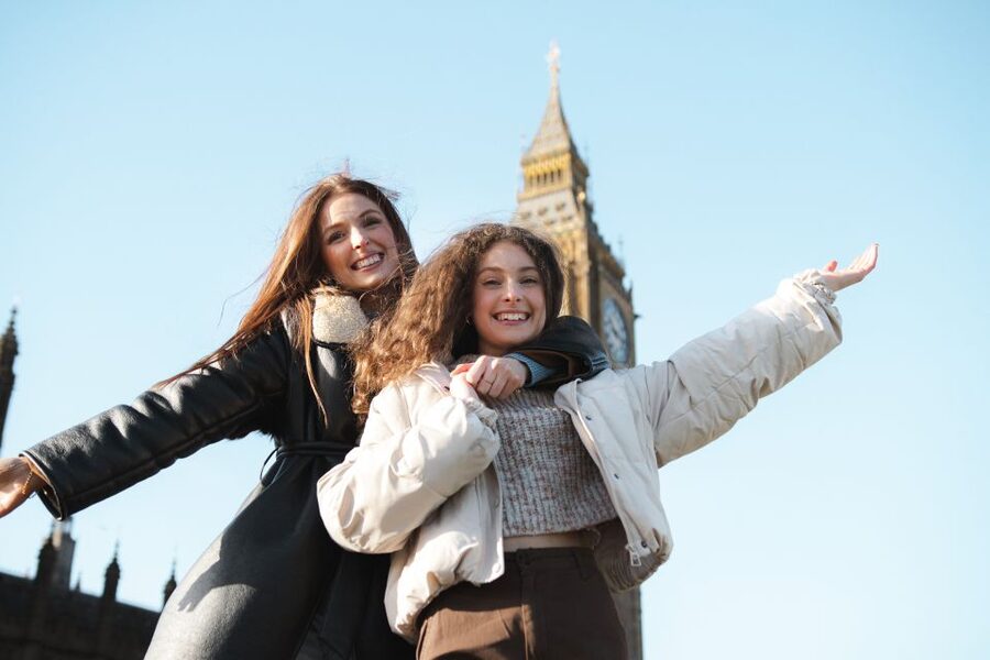 Couple’s photo: Romantic photoshoot in London - Meeting your photographer near Westminster