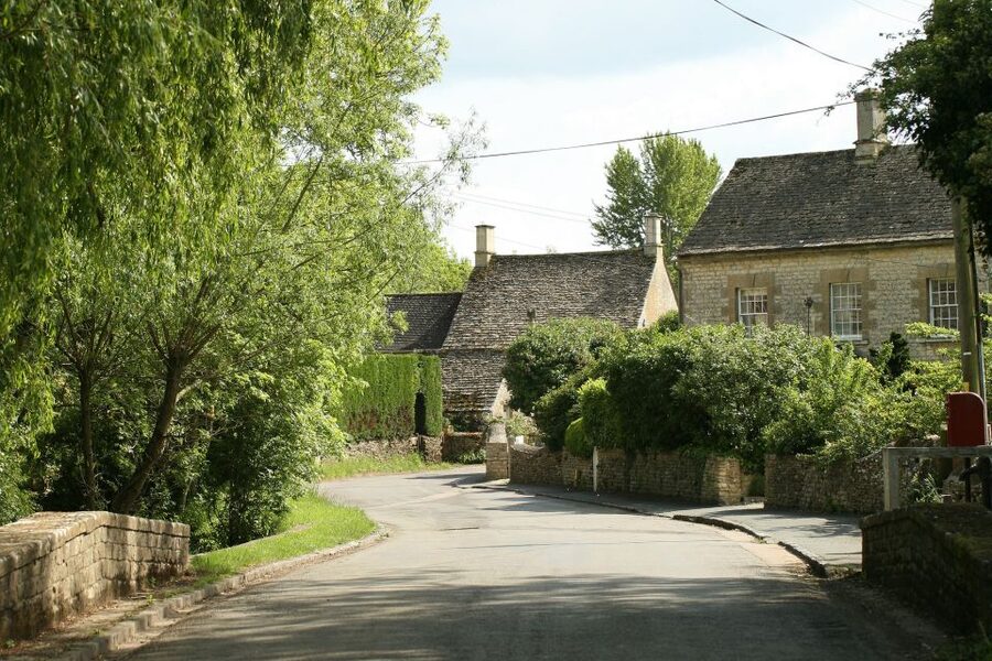 Downton Abbey Film Locations & Blenheim Palace Day Tour - Lunch and a walk in Burford
