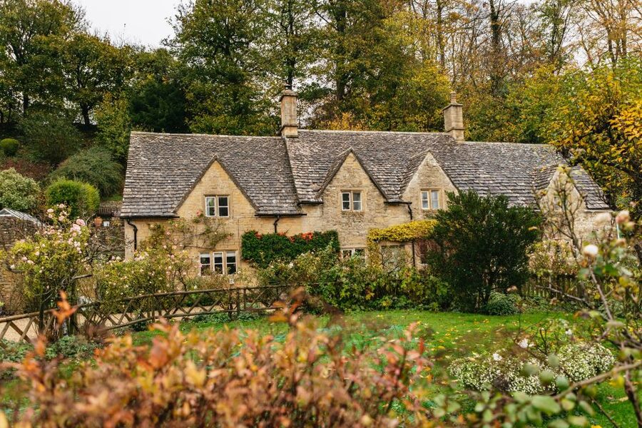 From London: Full-day Cotswolds Tour with Optional Lunch - What the guide adds to the day