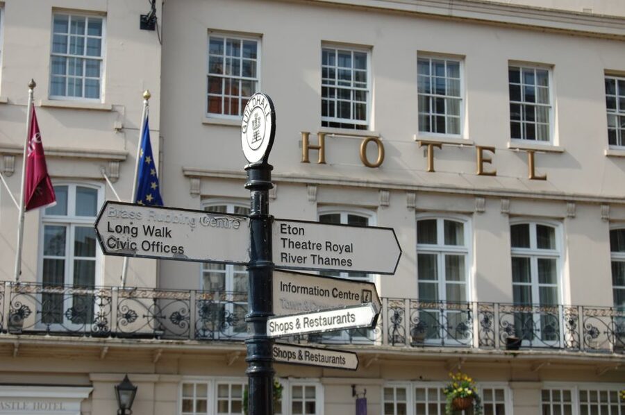 From London: Half-Day Trip to Windsor with Castle Tickets - Entering Windsor Castle with a self-guided plan