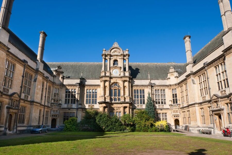 From London: Oxford and Cambridge Universities Tour - Language options and guide style