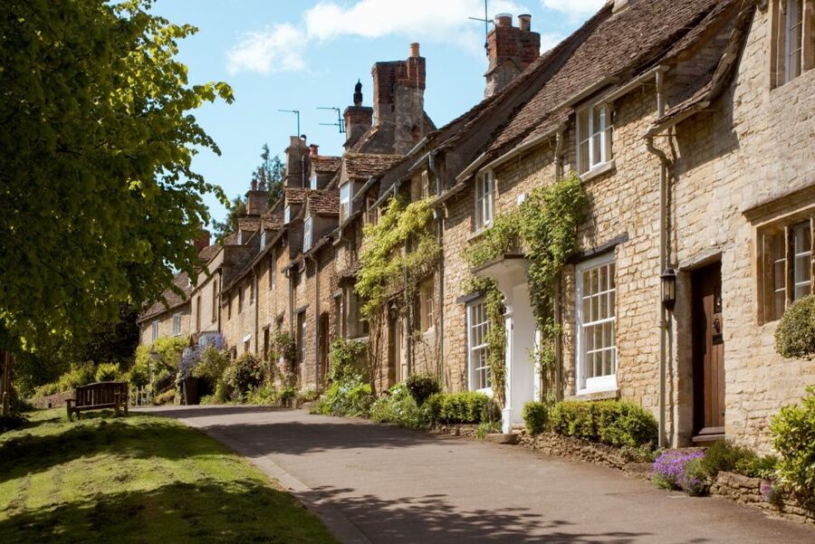 From London: Oxford and Cotswolds Villages Day Trip - Oxford: two hours and 15 minutes in a university city