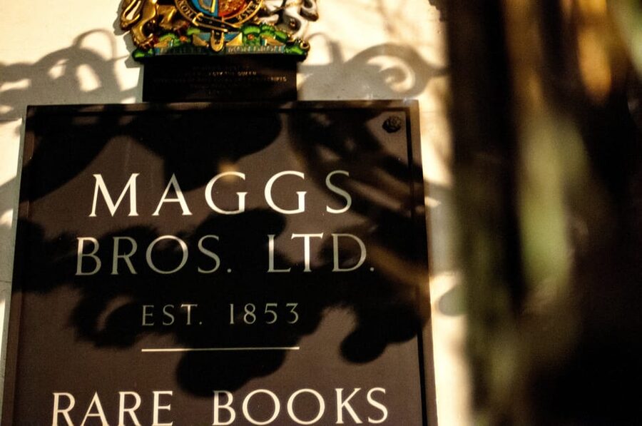 Ghosts and Legends of Mayfair Walking Tour - London - The guides make or break the evening