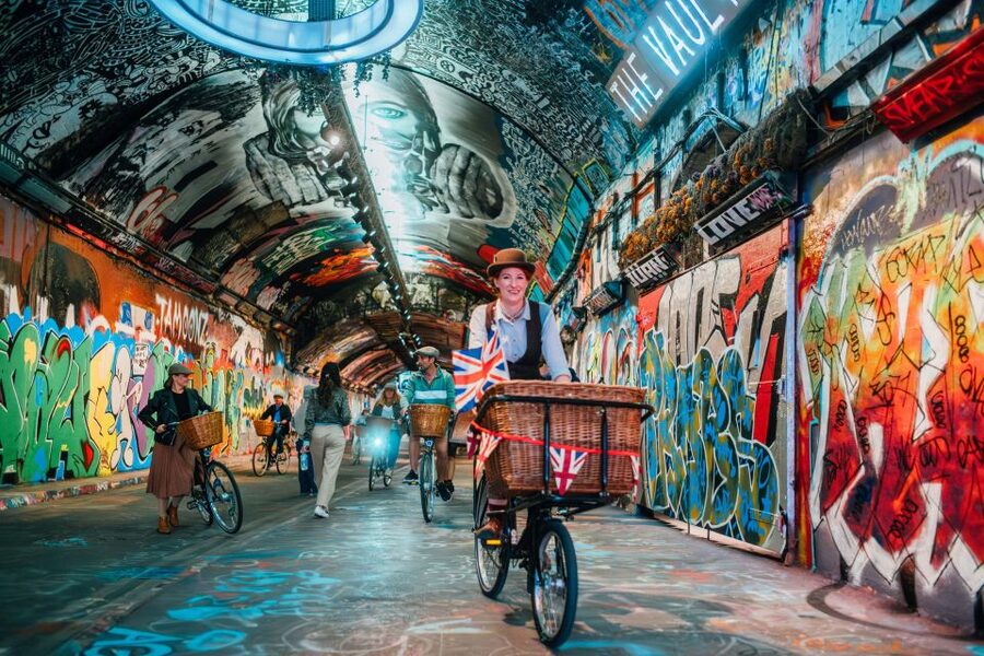 Gin Safari: Boozy London History on Two Wheels - Riding a Pashley Bike Through London