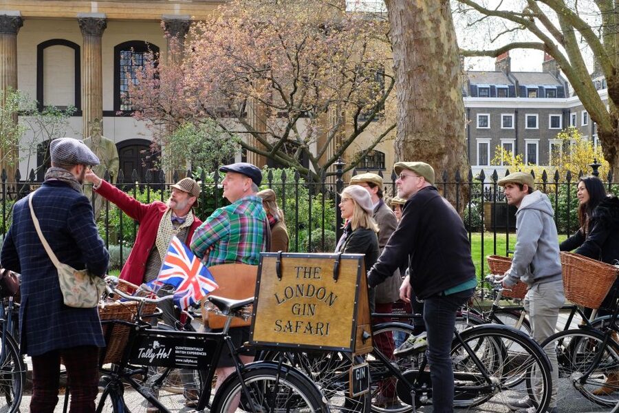 Gin Safari: Boozy London History on Two Wheels - Who Will Enjoy This Most