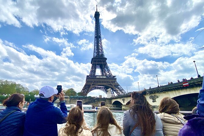Guided Luxury Paris Day Trip with Optional Lunch at the Eiffel Tower - How the group experience affects the day