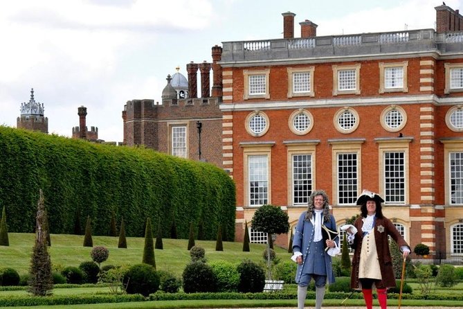Hampton Court Palace Private Tour - Secrets of Henry VIII - Families, repeat visitors, and access needs
