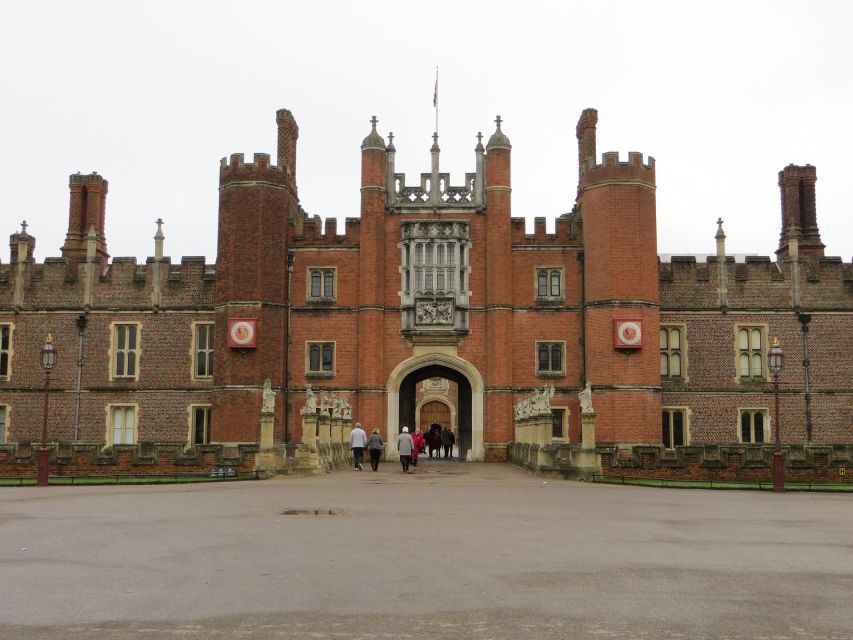 Hampton Court Palace Private tour With Fast Track Entry - Fast-track entry at Hampton Court Palace