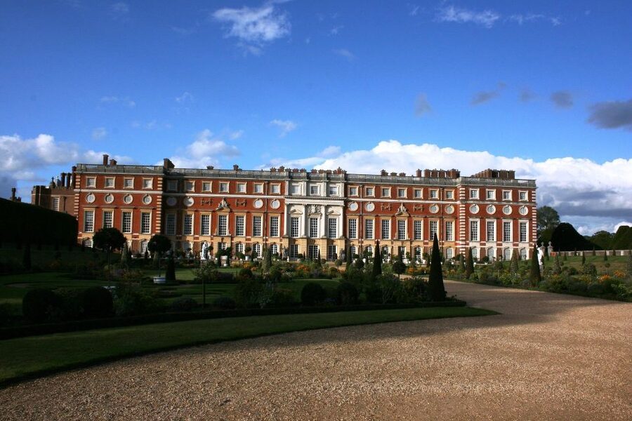 Hampton Court Palace Private tour With Fast Track Entry - William III, Mary II, and Christopher Wren’s Baroque palace