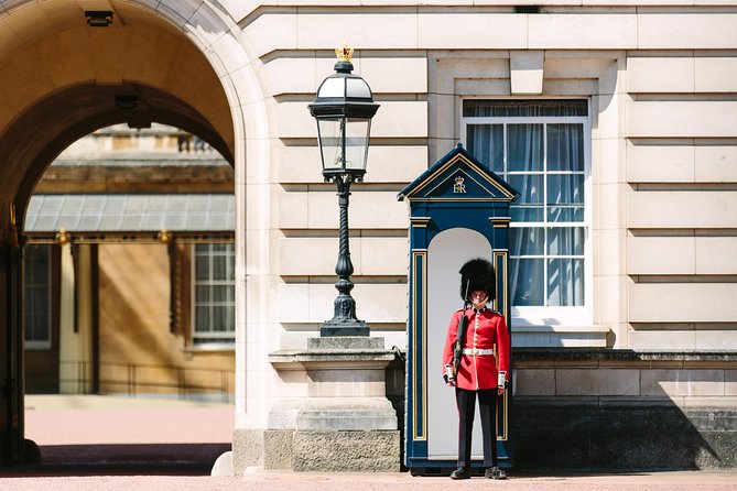 Highlights of Royal London Bike Tour including Hyde Park - Trafalgar Square, Nelson’s Column, and Portraits