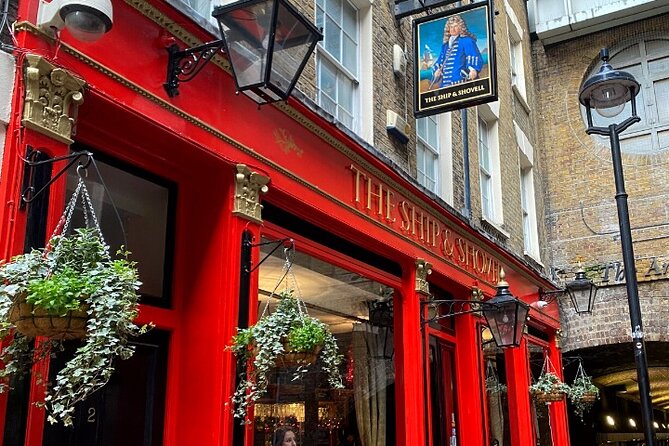 Historic Pub Walking Tour of London - The stories between the doors