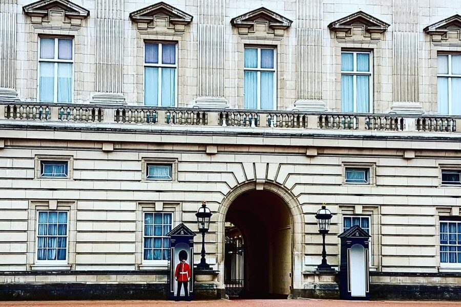 London: 30 London Sights Guided Walking Tour - Trafalgar Square and Whitehall’s royal route