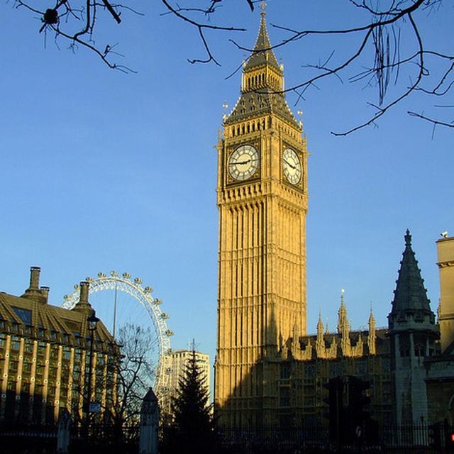 London: 30 Top City Sights Guided Group Walking Tour - Borough Market and the South Bank atmosphere