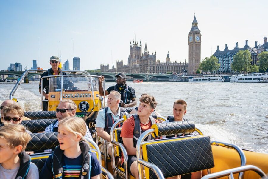 London: 45-Minute Speedboat Sightseeing Tour - The crew, commentary, and music