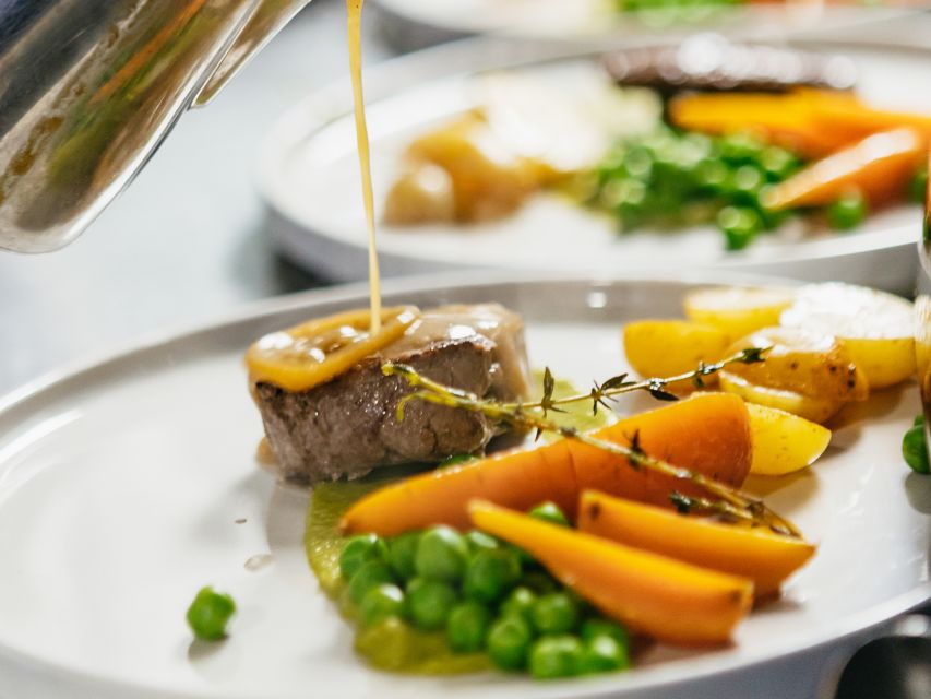 London: 6-Course Gourmet Dinner on a Luxury Coach - A restaurant with London moving past the windows