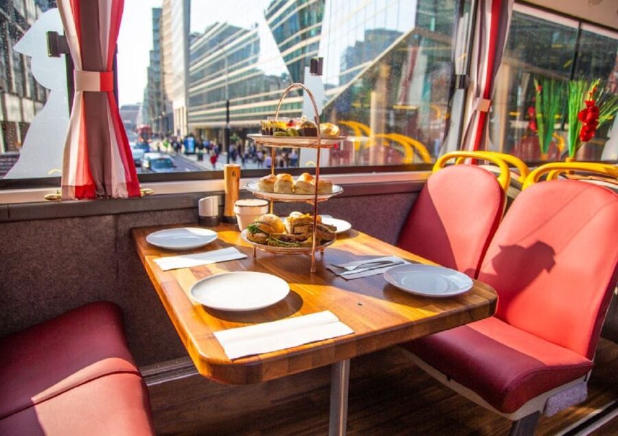 London: Afternoon Tea Bus with a Glass of Prosecco - St. Paul’s Cathedral and the city’s grand streets