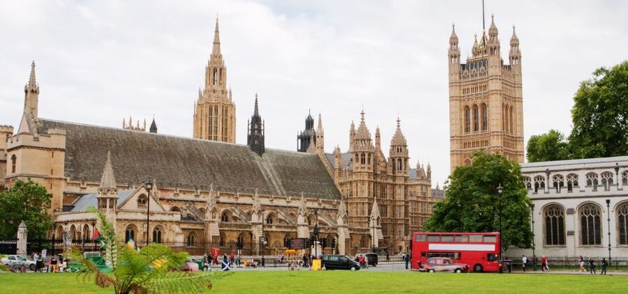 London: App-Based Walking Tour with 30 Stops - London Bridge and the Monument