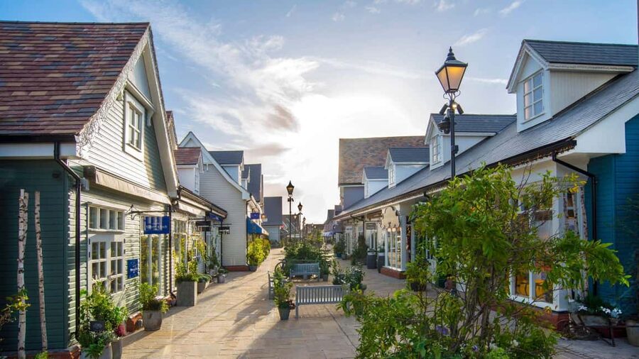 London: Bicester Village Shopping Day Trip with Coach Ride - Five hours among more than 150 boutiques