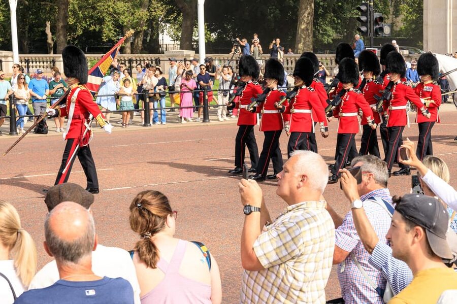 London: Big Ben, Churchill War Rooms & Buck'ham Palace Tour - Seeing the Changing of the Guard