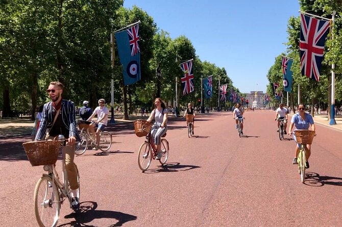 London Bike Tour: Landmarks, Secret Gems, Pub Stop & Street Art - Westminster backstreets, Dean’s Yard, and Westminster Abbey