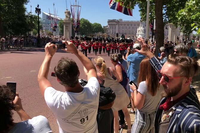 London Bike Tour: Landmarks, Secret Gems, Pub Stop & Street Art - Waterloo’s Graffiti Tunnel and your chance to spray-paint