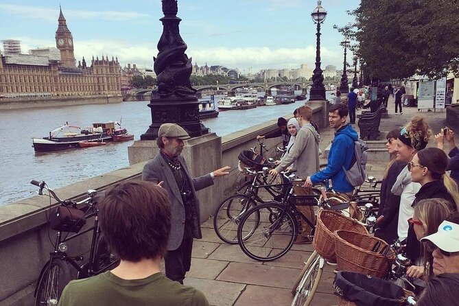 London Bike Tour: Landmarks, Secret Gems, Pub Stop & Street Art - St James’s Park, Horse Guards Parade, and royal London