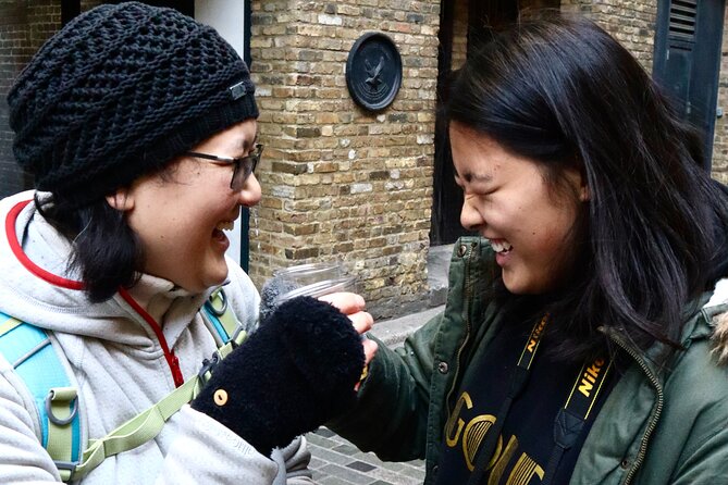 London Bridge & Borough Market Food Tour with 7 Authentic Dishes - The guide makes the difference