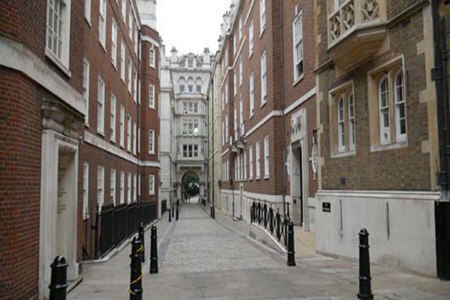 London: Bridget Jones 2–Hour Walking Tour - The church connected with Daniel Cleaver