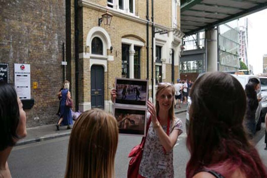 London: Bridget Jones 2–Hour Walking Tour - Film facts, cast trivia, and other productions