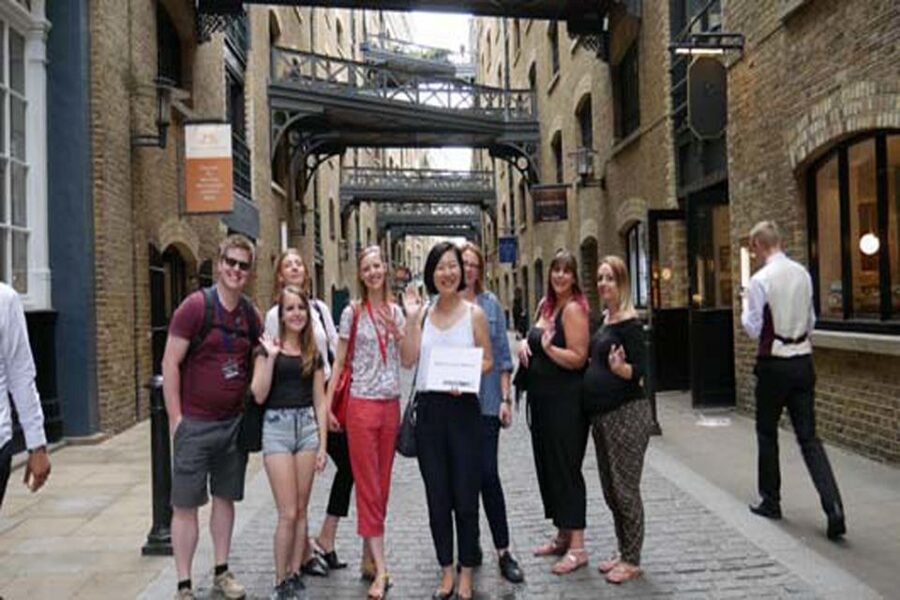 London: Bridget Jones 2–Hour Walking Tour - The two-hour pace and practical preparation