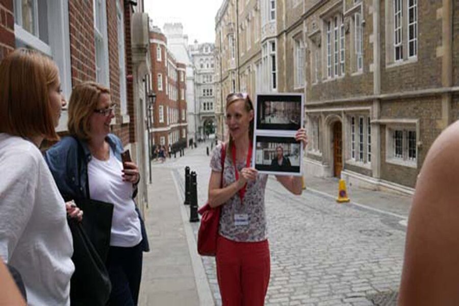 London: Bridget Jones 2–Hour Walking Tour - Bridget’s apartment door and the best photo stop