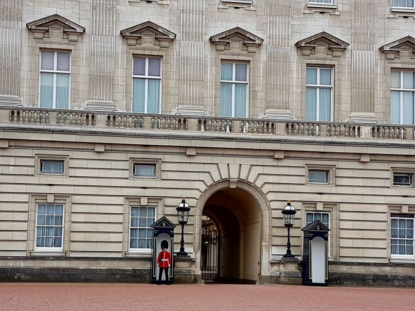 London: British Royalty Walking Tour - Changing of the Guard: choose the right morning