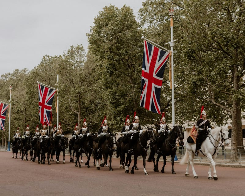 London: Buckingham Palace and Changing of the Guards Tour - Should you book the Buckingham Palace and Guard Tour?
