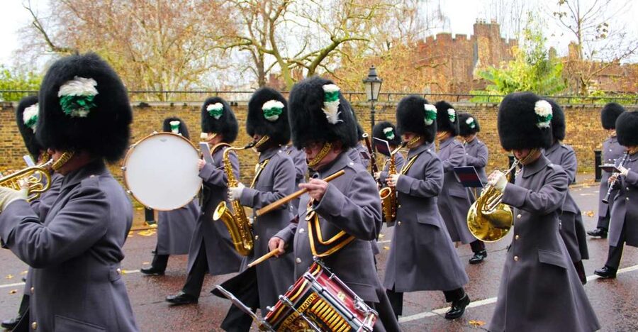 London: Buckingham Palace & Changing of the Guard Experience - Meeting at Green Park and Santander Bank