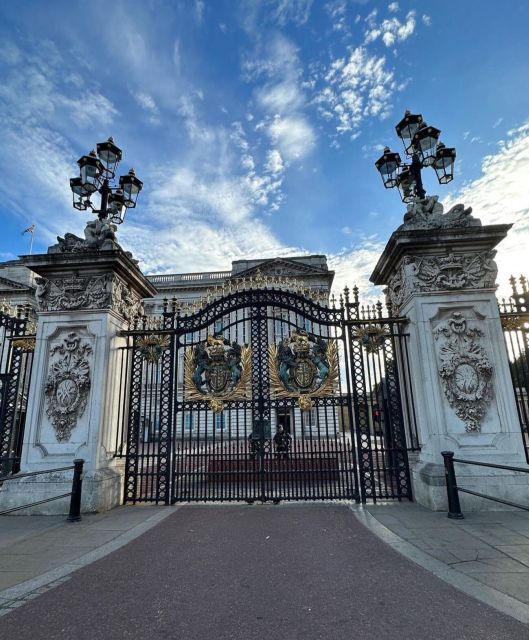 London: Buckingham Palace & Westminster Guided Walking Tour - Trafalgar Square and Nelson’s Column
