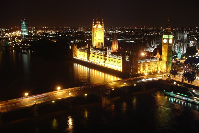 London by Night Bus Tour with Christmas Lights and Live Guide - Trafalgar Square and the Norwegian Christmas tree