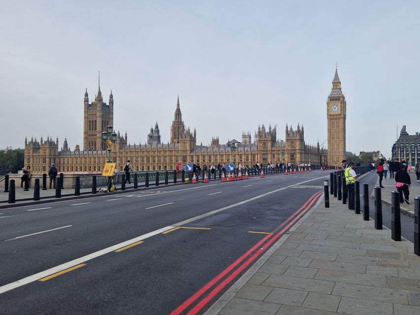 London by taxi: Highlights Tour in a real London Black Cab. - Buckingham Palace, Hyde Park, and royal London