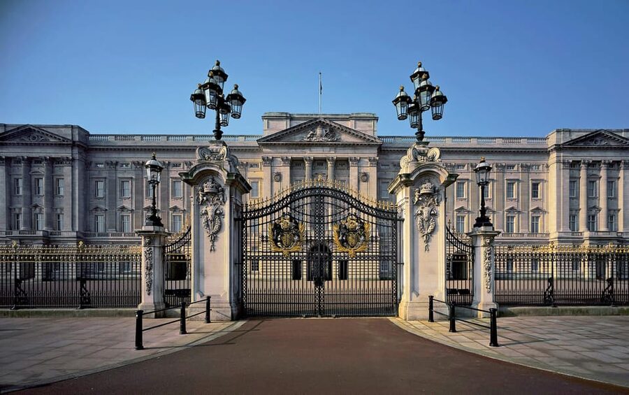 London: Changing of the Guard and Royal Palaces Walking Tour - Key points at a glance