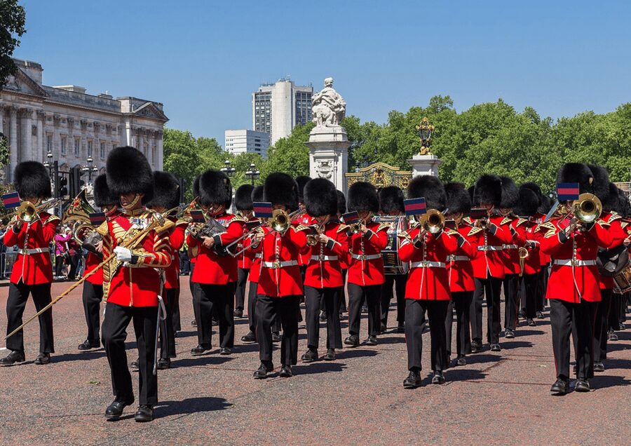London: Changing of the Guard and Royal Palaces Walking Tour - Starting near Green Park station